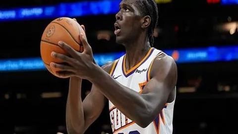 维尼修斯黄牌警告后逗留场内，拉菲尼亚催促速离场